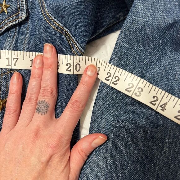 Levi's Jacket Women's Medium Type 3
Trucker Blue Denim Jean large with gold star - Picture 2 of 16